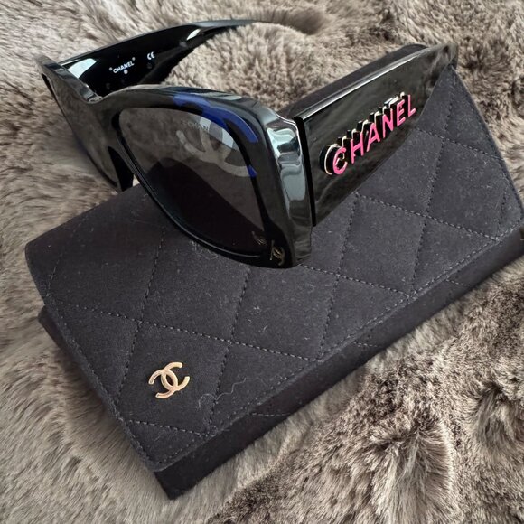 Chanel Vintage black, blue and pink sunglasses with original case - Picture 2 of 12